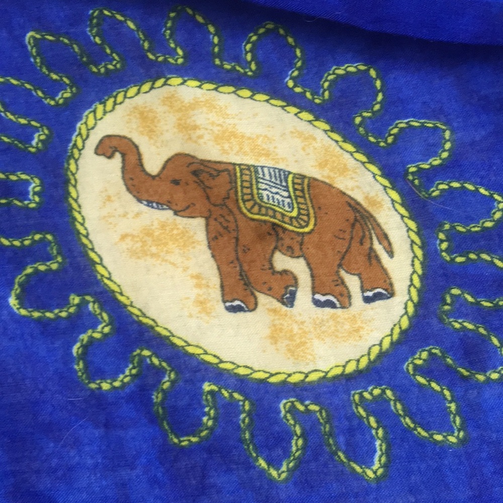Stunning Elephant Print Sarong. - Picture 3 of 15